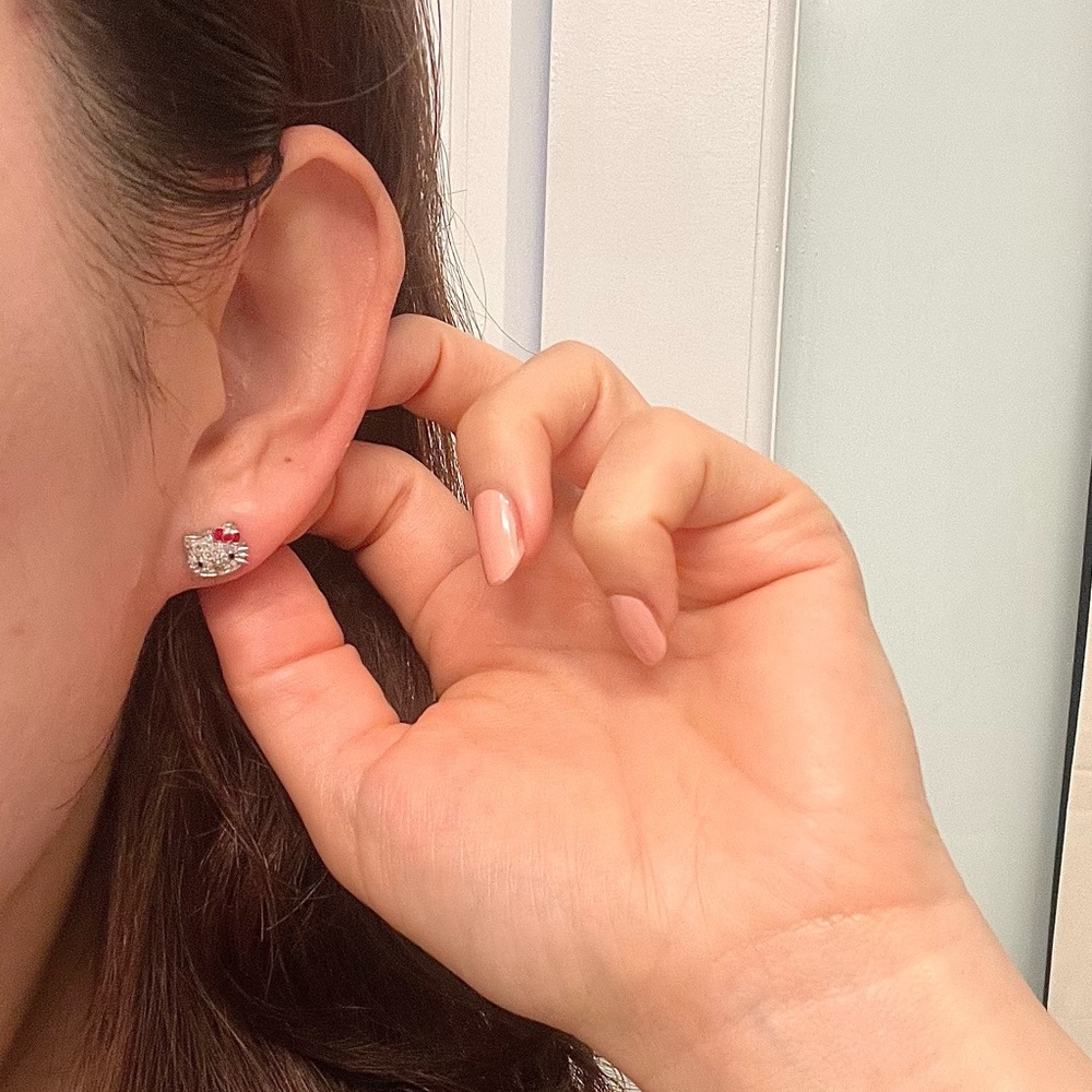 New) Hello Kitty Dia Stud Earrings - Picture 5 of 6